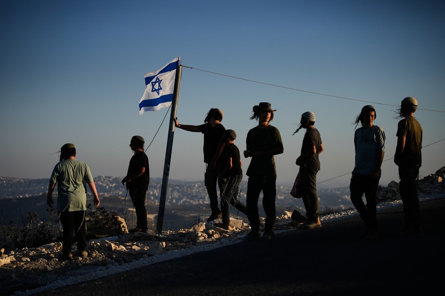 KEYPIX - Israeli settlers gather to celebrate the inauguration of a newly built synagogue at the occupied West Bank outpost of Homesh, Wednesday, Sept. 16, 2026. (KEYSTONE/AP Photo/Ohad Zwigenberg)