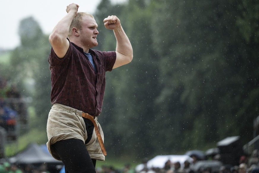 Fabio Hiltbrunner bejubelt seinen Sieg im sechsten Gang gegen Joel Wicki, beim Eidgenoessischen Jubilaeumsschwingfest, am Sonntag, 8. September 2024, in Appenzell. Der Eidgenoessische Schwingerverband ...