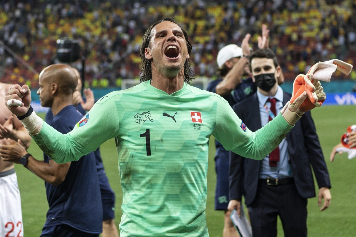 epa09309802 Switzerland's goalkeeper Yann Sommer (C) celebrates after winning the UEFA EURO 2020 round of 16 soccer match between France and Switzerland in Bucharest, Romania, 28 June 2021. EPA/J ...