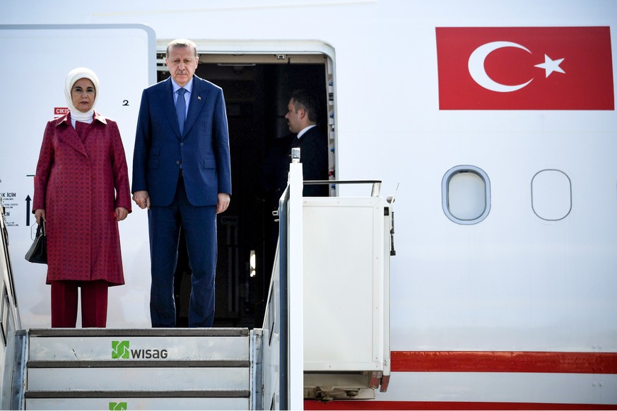 epa07050622 Turkish President Recep Tayyip Erdogan (R) and his wife Emine Erdogan (L) disembark from a plane as they arrive at the Berlin Tegel Airport for an official visit in Berlin, Germany, 27 Sep ...