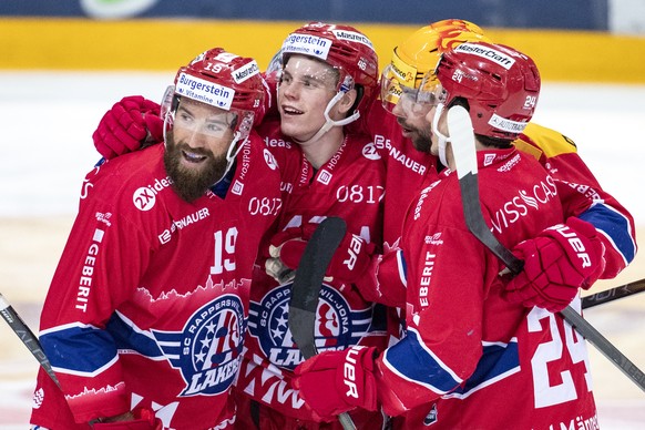 Jubel bei Rapperswils Andrew Rowe, Rapperswils Dominik Egli, Rapperswils Leandro Profico und Rapperswils Marco Lehmann, von links, im zweiten Eishockey Playoff-Viertelfinalspiel der National League zw ...