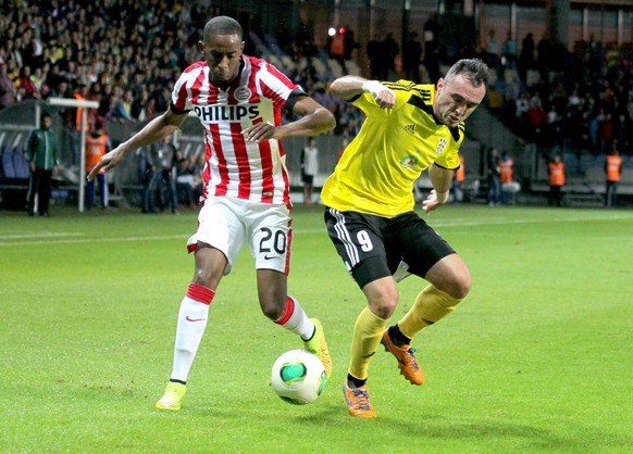 PSV-Spieler Joshua Brent (l.) kämpft gegen Shakhtyor Soligorsks Nikolai Yanush um den Ball.