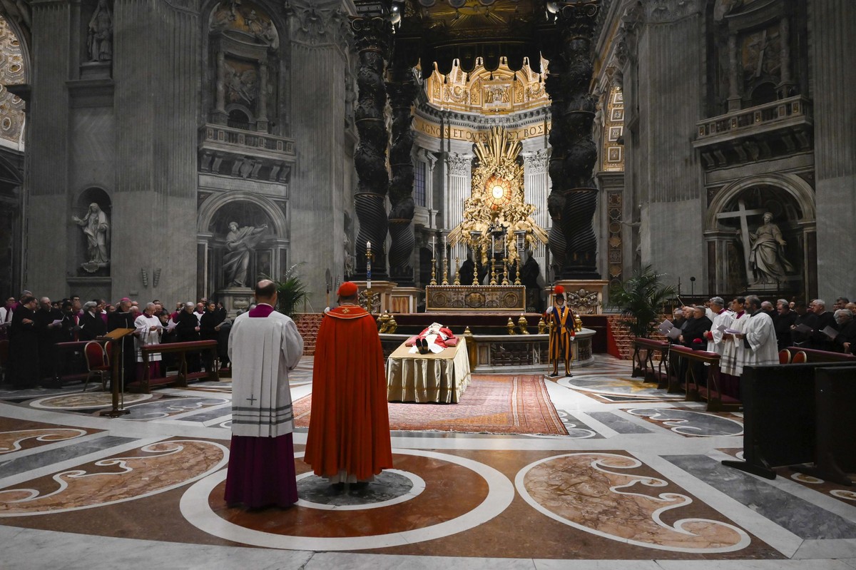 epa10386136 A handout photo made available by Vatican Media shows the body of late Pope Emeritus Benedict XVI (Joseph Ratzinger) as it lies in state in Saint Peter's Basilica for public viewing,  ...