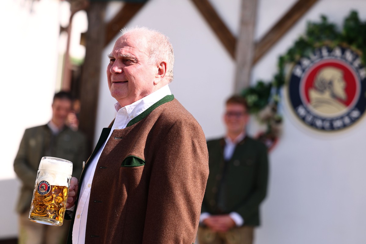 epa11618916 Bayern Munich honorary president Uli Hoeness poses as he attends the 189th edition of the Oktoberfest beer and amusement festival in Munich, Germany, 22 September 2024. The 2024 Oktoberfes ...