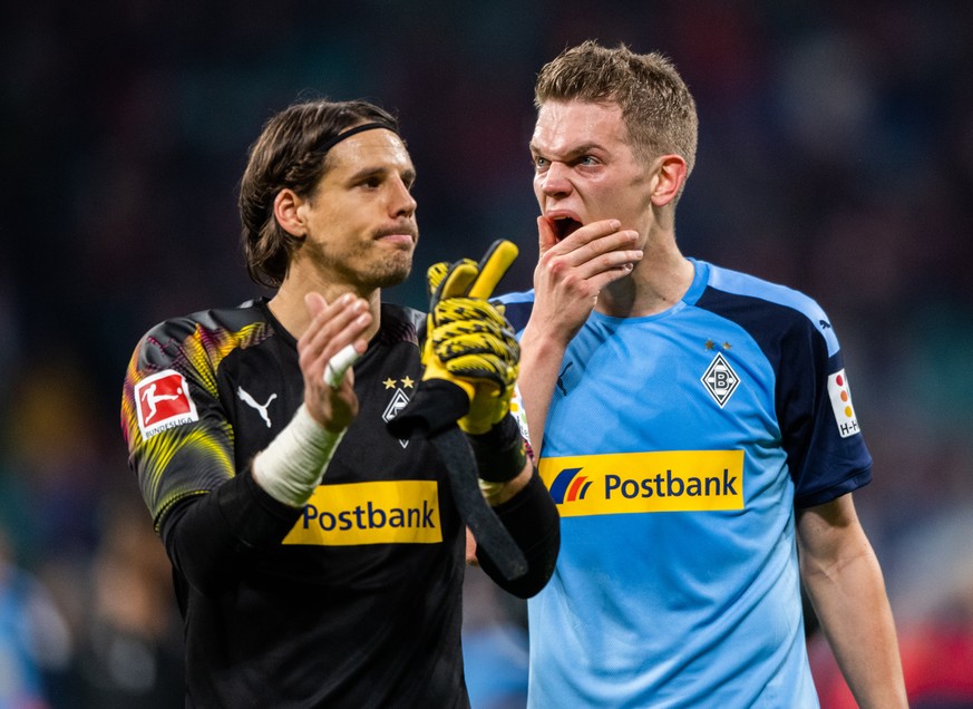 01.02.2020, Sachsen, Leipzig: Fußball: Bundesliga, RB Leipzig - Borussia Moenchengladbach, 20. Spieltag, in der Red-Bull-Arena. Gladbachs Torwart Yann Sommer (l) und Matthias Ginter sind nach dem Spie ...