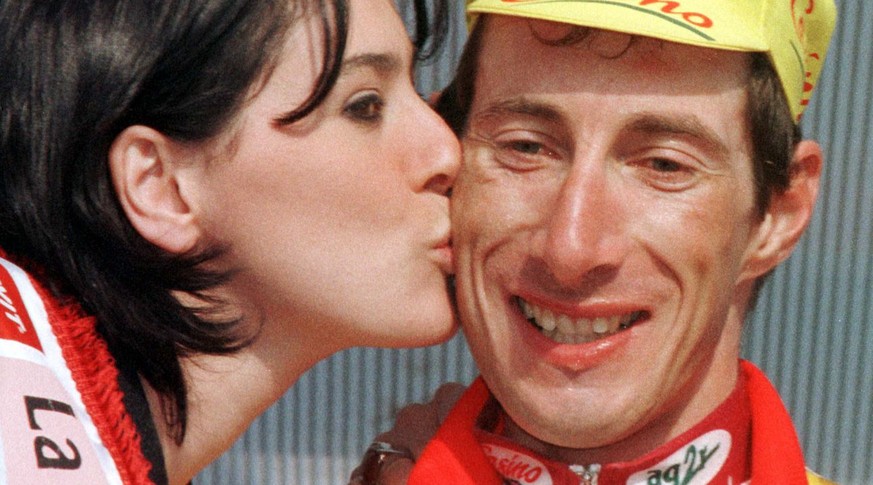 I04 - 19980317 - CIVITANOVA MARCHE (MACERATA), ITALY : Swiss Rolf Jaermann, kissed by a local beauty, wears the yellow-red jersey of the leader of the overall standigs after the 7th stage of the Tirre ...