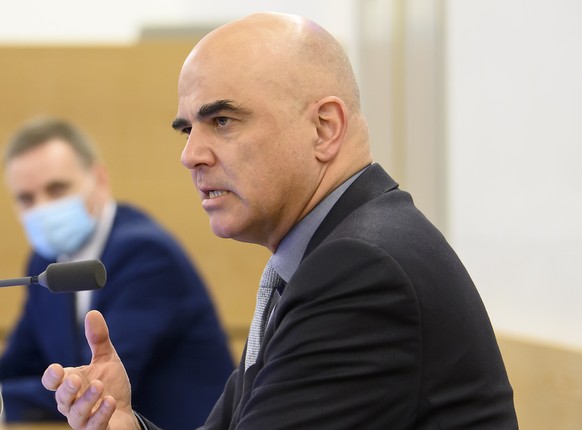 Bundesrat Alain Berset, rechts, spricht vor Regierungsrat Jean-Pierre Gallati waehrend einer Medienkonferenz zur aktuellen Situation im Zusammenhang mit dem Coronavirus im Kanton Aarau, am Freitag, 28 ...