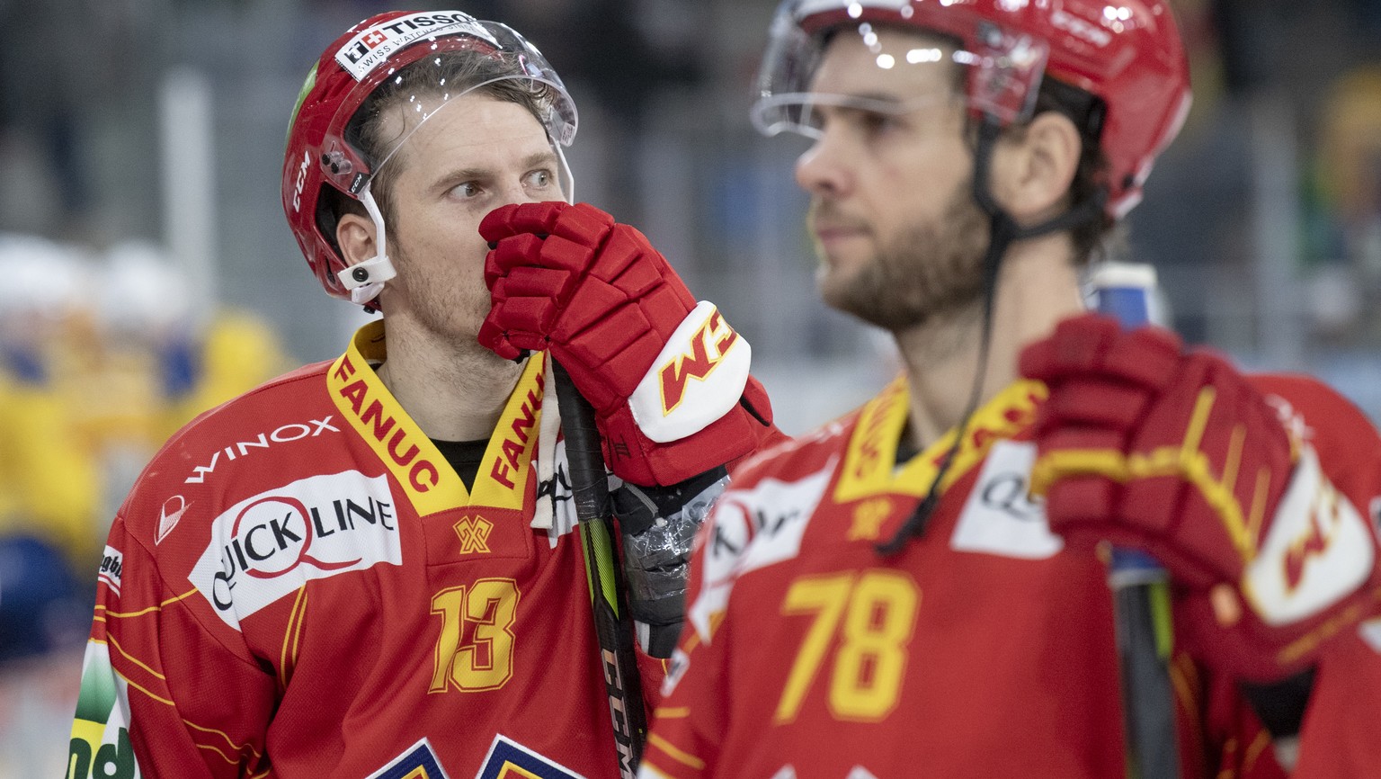 Biels Anssi Salmela, links, und Marc-Antoine Pouliot, geschlagen, nach dem Meisterschaftsspiel der National League, zwischen dem EHC Biel und dem HC Davos, am Samstag 17. November 2018 in der Tissot A ...