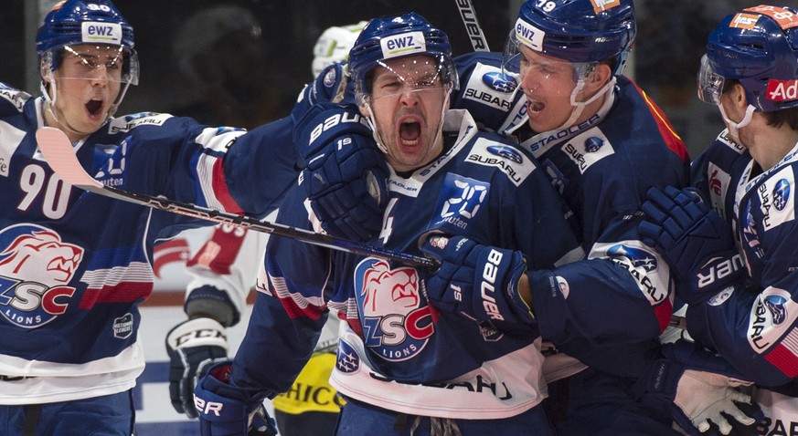 Jubel zum 3:1 bei Mattia Hinterkircher, Torschuetze Patrick Geering und Reto Schaeppi, vlnr, im zweiten Eishockey Playoff-Viertelfinalspiel der National League zwischen den ZSC Lions und dem EV Zug, a ...