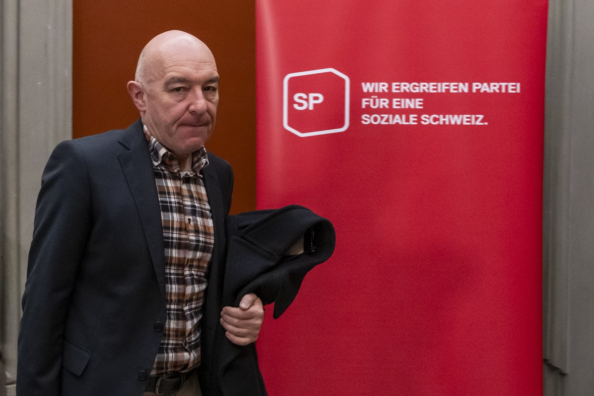 Staenderat Daniel Jositsch, SP-ZH, verlaesst die Fraktionssitzung ueber das SP Ticket zur Nachfolge von Bundespraesident Alain Berset an der Bundesratswahl vom 13. Dezember, am Freitag, 24. November 2 ...