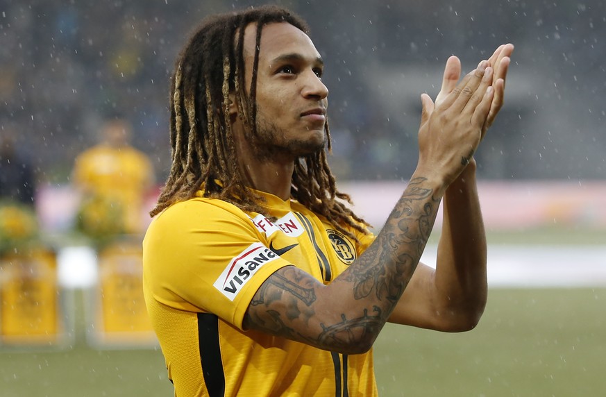 YBs Kevin Mbabu bei seiner Verabschiedung, vor dem Fussball Meisterschaftsspiel der Super League zwischen den Berner Young Boys und dem FC Luzern, am Samstag, 25. Mai 2019, im Stade de Suisse in Bern. ...