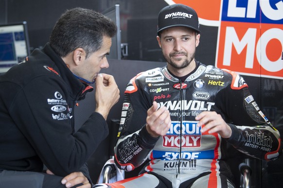 Der Schweizer Moto GP2 Motorradrennfahrer Tom Luethi, rechts, im Gespraech mit seinem Riding Coach Alvaro Molina, links, vom Dynavolt Intact GP-Team, anlaesslich der offiziellen Moto GP 2 Testtage, au ...