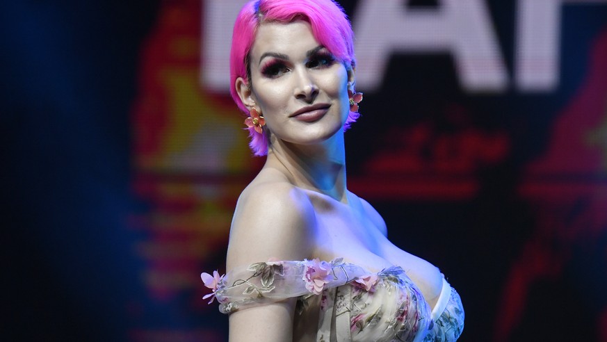 Raffaela Zollo gewinnt einen Award in der Kategorie Beauty bei der Swiss Influencer Award Preisverleihung in Zuerich am Donnerstag, 20. Juni 2019. (KEYSTONE/Walter Bieri)