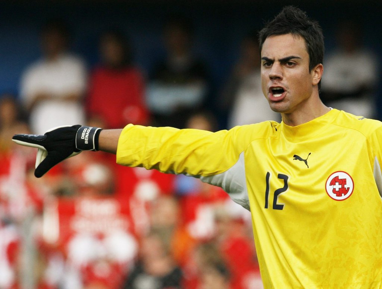 Das erste Länderspiel lässt nicht lange auf sich warten. In der Vorbereitung auf die WM 2006 in Deutschland gibt er am 3. Juni beim 4:1-Sieg gegen China seinen Einstand.&nbsp;