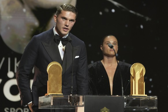 Sporting&#039;s Viktor Gyokeres receives the Gerd Muller Trophy during the 69th Ballon d&#039;Or (Golden Ball) award ceremony at Theatre du Chatelet in Paris, Monday, Sept. 22, 2025. (AP Photo/Thibaul ...