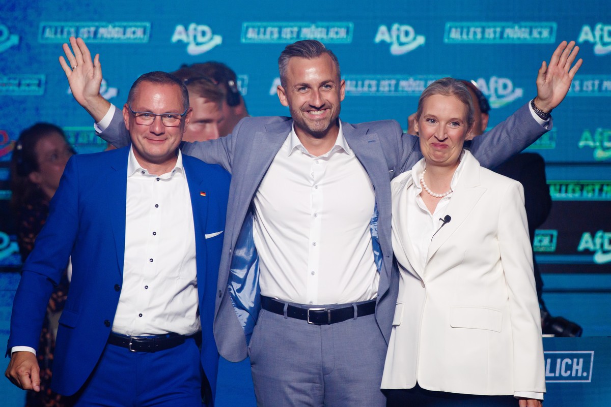 epa13215641 Top candidate of the far-right Alternative for Germany (AfD) party in Saxony-Anhalt Ulrich Siegmund (C) poses with Alternative for Germany (AfD) party and parliamentary group co-chairwoman ...