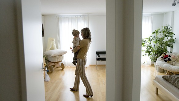 Single mother Fjola carries her 2-year-old son Loris on her arm, pictured in her apartment in Glatttal, canton of Zurich, Switzerland, on November 16, 2006. (KEYSTONE/Gaetan Bally)

Die alleinerziehen ...