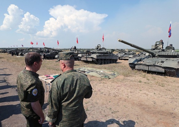 Russia Medvedev Defence 8259486 24.08.2022 Deputy head of Russia s Security Council Dmitry Medvedev, left, attends the Western Military District exercises at the Mulino training ground in Nizhny Novgo ...