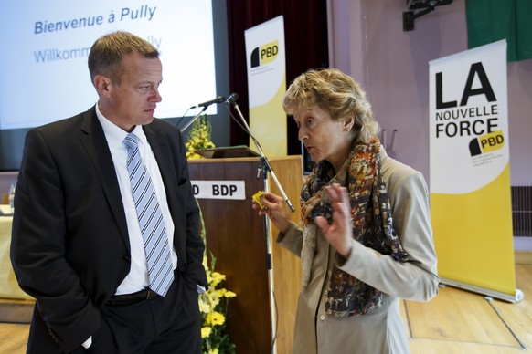 La Conseillere Federale Eveline Widmer-Schlumpf, droite, discute avec Martin Landolt, president PBD Suisse, gauche, lors de l&#039;assemblee des delegues du PDB Suisse (Parti Bourgeois-Democratique Su ...