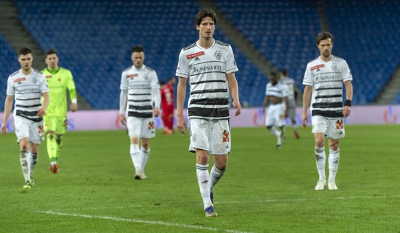 Basels Spieler mit Timm Klose, Mitte, verlassen das Stadion nach dem Schweizer Fussball Cup Achtelfinal zwischen dem FC Winterthur und dem FC Basel 1893 im Stadion St. Jakob-Park in Basel, am Mittwoch ...