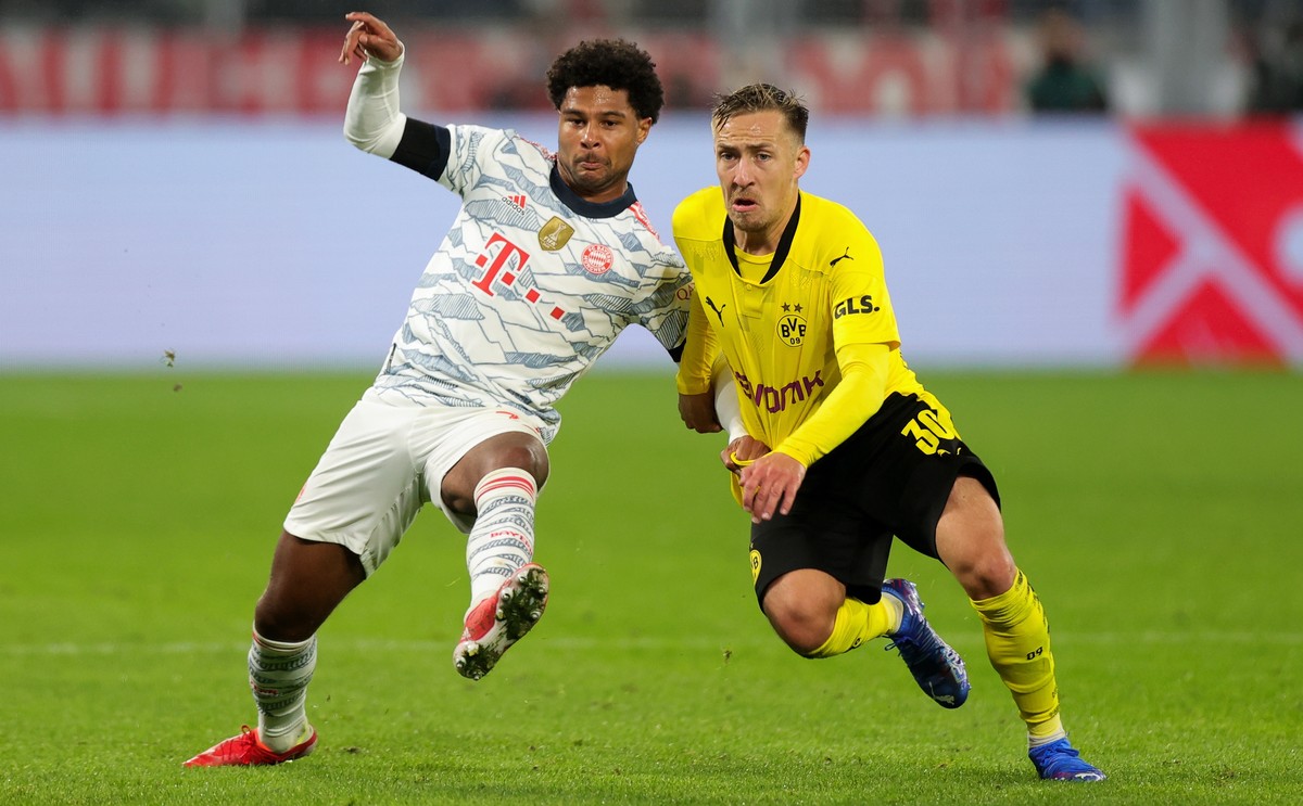 epa09418334 Bayern's Serge Gnabry (L) in action against Dortmund's Felix Passlack (R) during the DFL Supercup 2021 soccer match between Borussia Dortmund and FC Bayern Muenchen in Dortmund,  ...