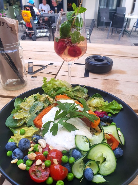 Diese &quot;Veggi Bowl&quot; mit Süsskartoffeln, Avocado, Salat, Reis, Sauercreme und Nüsse.
und dazu ein &quot;Dragon Spritz&quot;

essen ferien food