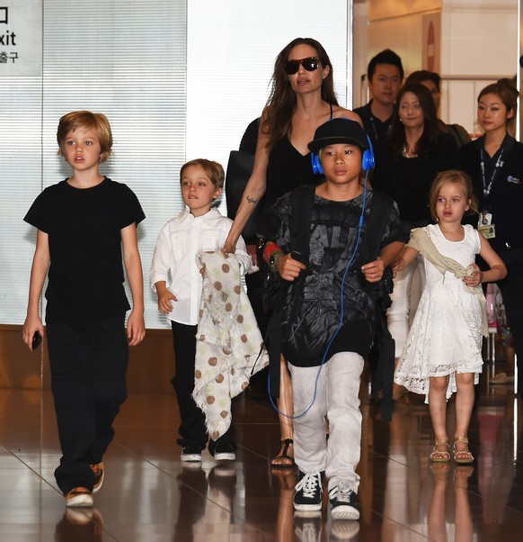 TOKYO, JAPAN - JUNE 21: (L-R) Shiloh Jolie-Pitt, Knox Jolie-Pitt, Angelina Jolie, Pax Jolie-Pitt and Vivienne Jolie-Pitt are seen upon arrival at Haneda Airport on June 21, 2014 in Tokyo, Japan. (Photo by Jun Sato/GC Images)
