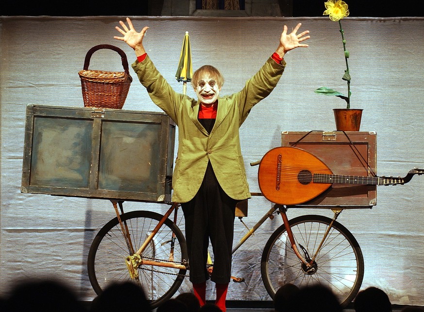 ARCHIV --- ZUM TOD VON CLOWN DIMITRI STELLEN WIR IHNEN FOLGENDES BILD ZUR VERFUEGUNG --- Der Schweizer Clown Dimitri, aufgenommen am Donnerstag, 20. November 2003, im Theater am Hechtplatz, spielt noc ...
