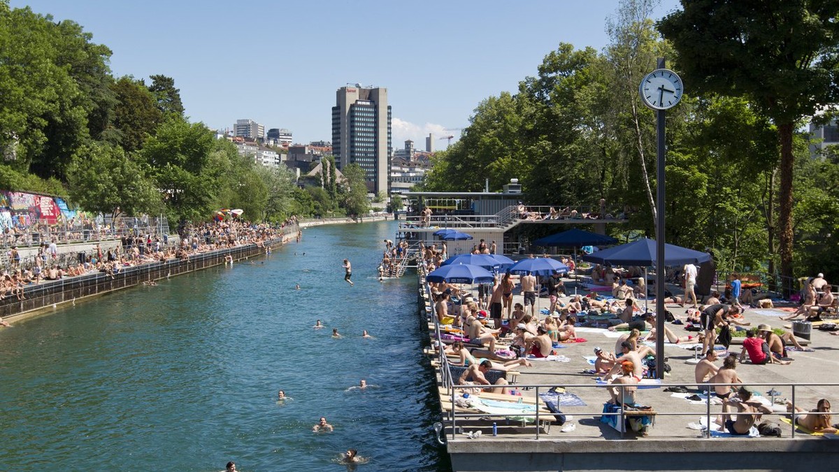 Menschen geniessen das schoene und warme Wetter am Samstag, 16. Juni 2012 in der Letten Badi an der Limmat in Zuerich. Nach der Renovation wird der obere Letten heute wiedereroeffnet. (KEYSTONE/Alessa ...