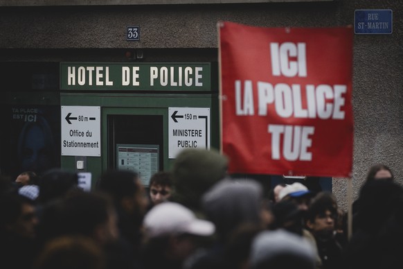 Des manifestants defilent devant l&#039;Hotel de Police de la ville de Lausanne lors d&#039;une manifestation contre le racisme et les violences policieres organisee par la Coalition Romande Antiracis ...