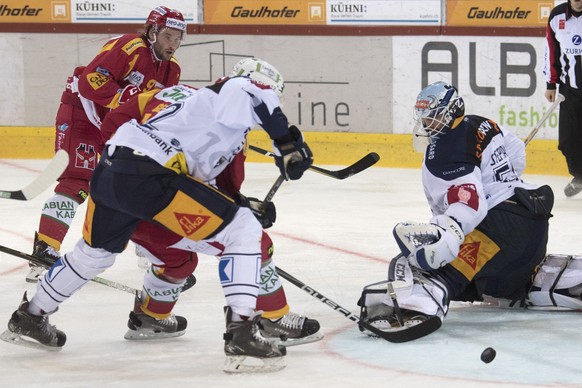 Tigers Lukas Haas, links, Roland Gerber, Mitte, kaempft um den Puck, gegen Zugs Tobias Geisser, links, und Goalie Tobias Stephan, waehrend dem Meisterschaftsspiel der National League, zwischen den SCL ...