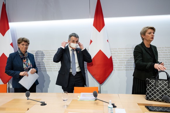 epa09791957 (L-R) Swiss Federal Councillor Viola Amherd (Federal Department of Defence, Civil Protection and Sport - DDPS), Swiss Federal President Ignazio Cassis and Federal Councillor Karin Keller S ...