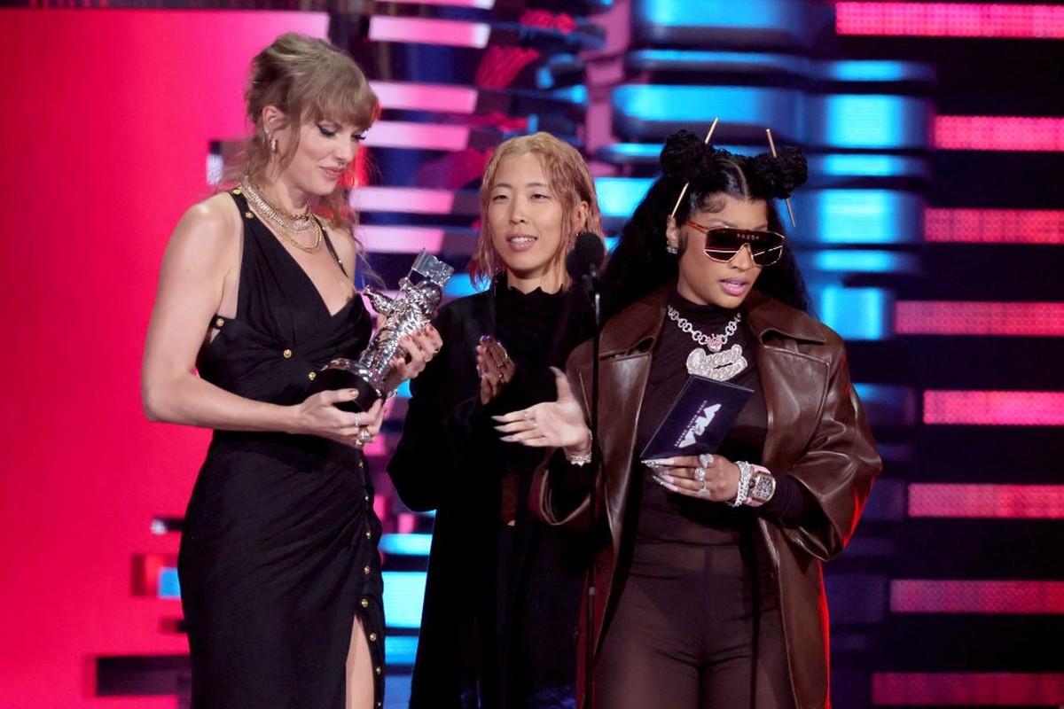 NEWARK, NEW JERSEY - SEPTEMBER 12: (L-R) Rina Yang and Taylor Swift accept the Video of the Year award for "Anti-Hero" from Nicki Minaj onstage at the 2023 MTV Video Music Awards on Septembe ...