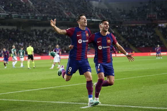 epa10972054 FC Barcelona&#039;s striker Robert Lewandowski (L) celebrates with teammate Ferran Torres (R) after scoring the 2-1 goal during the Spanish LaLiga soccer match between FC Barcelona and Dep ...