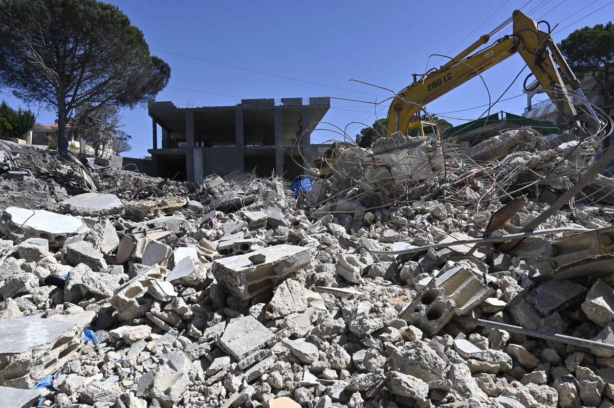 epa11191106 A damaged house, that was targeted by an Israeli air strike on 28 February, between the towns of Seddiqine and Kafra, southern Lebanon, 01 March 2024. According to Lebanese state media, tw ...