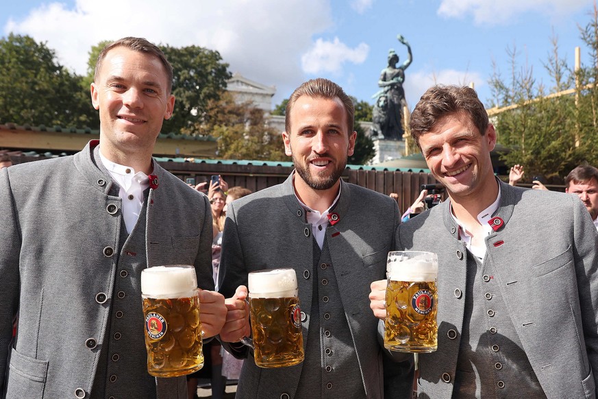 epa10880581 (L-R) Munich&#039;s goalkeeper Manuel Neuer, Harry Kane and Thomas Mueller attend the 188th edition of the traditional Oktoberfest beer and amusement festival in the German Bavaria state&# ...