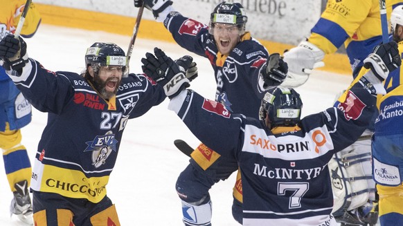 Due Zuger mit Josh Holden, Carl Klingberg und David McIntyre, von links, feiern das 1:1 fuer Zug beim fuenften Eishockey Playoff Halbfinalspiel der National League A zwischen dem EV Zug und dem HC Dav ...