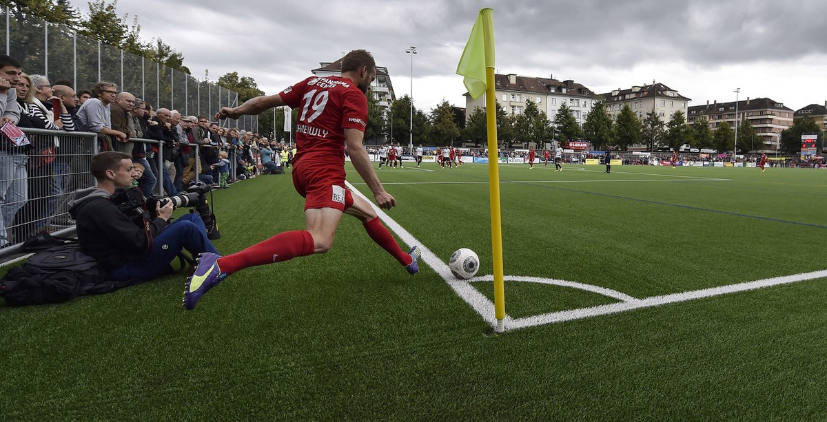 Thuns Christian Schneuwly tritt einen Corner, im Fussball Cup Spiel der ersten Hauptrunde zwischen dem FC Breitenrain Bern und dem FC Thun, auf dem Sportplatz Spitalacker in Bern, am Samstag, 23. Augu ...