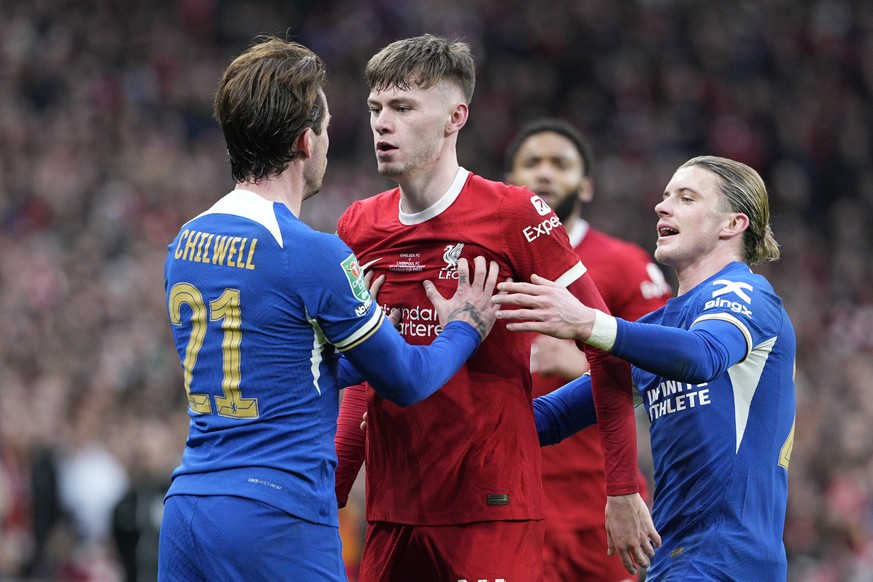 Chelsea&#039;s Ben Chilwell, left, clashes with Liverpool&#039;s Conor Bradley during the English League Cup final soccer match between Chelsea and Liverpool at Wembley Stadium in London, Sunday, Feb. ...