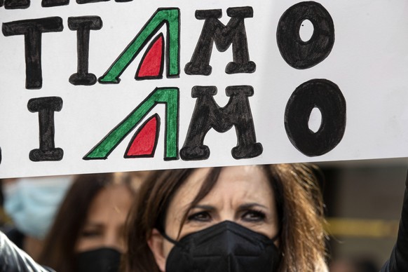 epa09149028 Italian airline Alitalia employees protest against possible Alitalia layoffs in Rome, Italy, 21 April 2021. EPA/MASSIMO PERCOSSI
