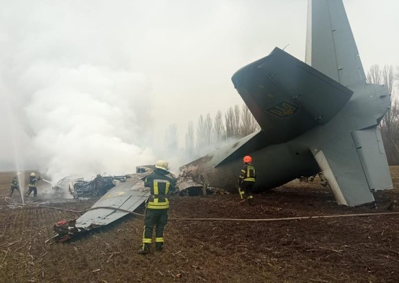 Zwischen dem Dorf. Ein Militärflugzeug der Streitkräfte der Ukraine (14 Personen an Bord) stürzte in Zhukivtsi und Trypillya im Bezirk Obuchiv ab und fing Feuer. Die Zahl der Todesopfer wird ermittelt ...