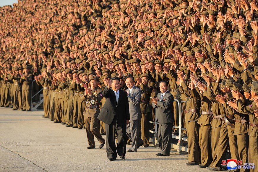 Ein sichtlich erschlankter Kim Jong Un hat sich entschieden, im lockeren Beinkleid vor den Militärs zu defilieren. Dass es sich dabei um einen alten, mittlerweile zu grossen Anzug handelt, kann ausgeschlossen werden.