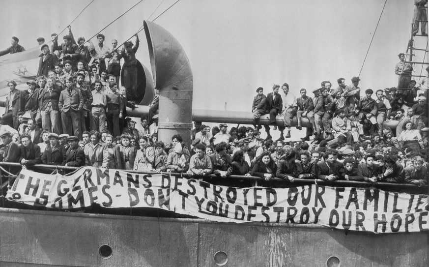 Photograph of Jewish Refugees aboard Theodor Herzl Photograph of Jewish Refugees aboard the illegal immigrant ship Theodor Herzl. Dated 1947 PUBLICATIONxINxGERxSUIxAUTxONLY Copyright: xPhoto12/AnnxRon ...