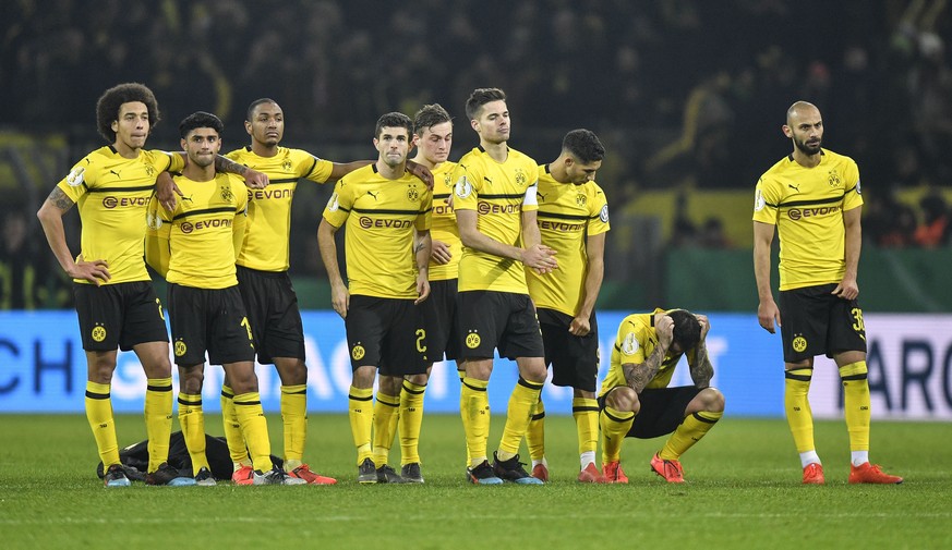 Dortmund&#039;s Paco Alcacer, 2nd from right, looks down disappointed after he missed to score the first penalty during the shootout at the German soccer cup, DFB Pokal, match between Borussia Dortmun ...