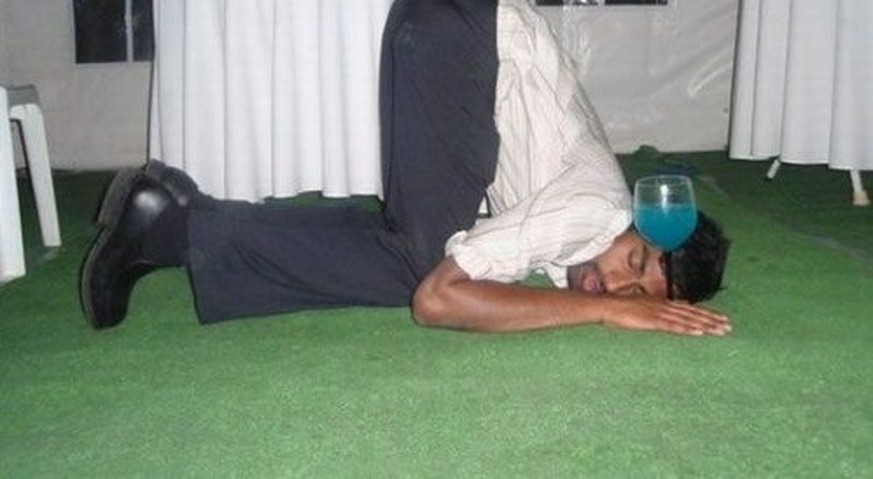 Der Unterschied zwischen Yoga und sich betrinken? Es gibt keinen – wie diese Bilder beweisen