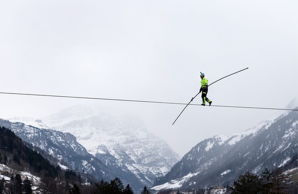 Der Artist Freddy Nock balanciert auf einem Hochseil 250 Meter ueber der Taminaschlucht im Rahmen des offiziellen Spatenstichs fuer die neuen Taminabruecke zwischen Valens und Pfaefers im Sarganserlan ...