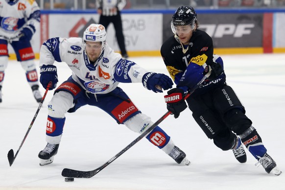 Zuerichs Mikko Lehtonen, links, und Gotterons Sandro Schmid in Aktionim Eishockey Meisterschaftsspiel der National League zwischen dem HC Fribourg Gotteron und ZSC Lions, am Freitag, 3. Februar 2023 i ...