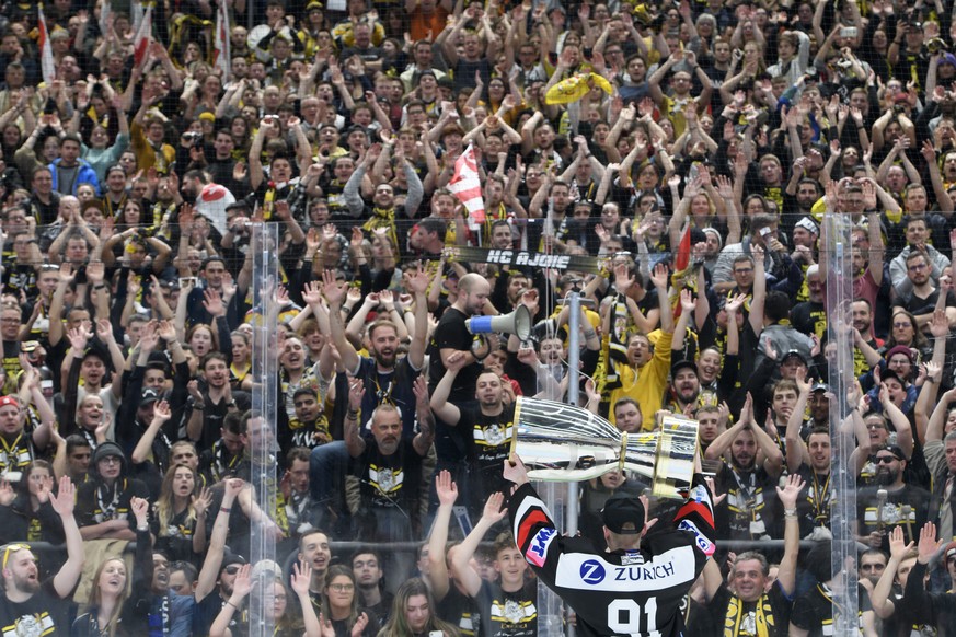 Kollektiver Freudentaumel: Der HC Ajoie feiert mit den Fans in Lausanne den Cupsieg.