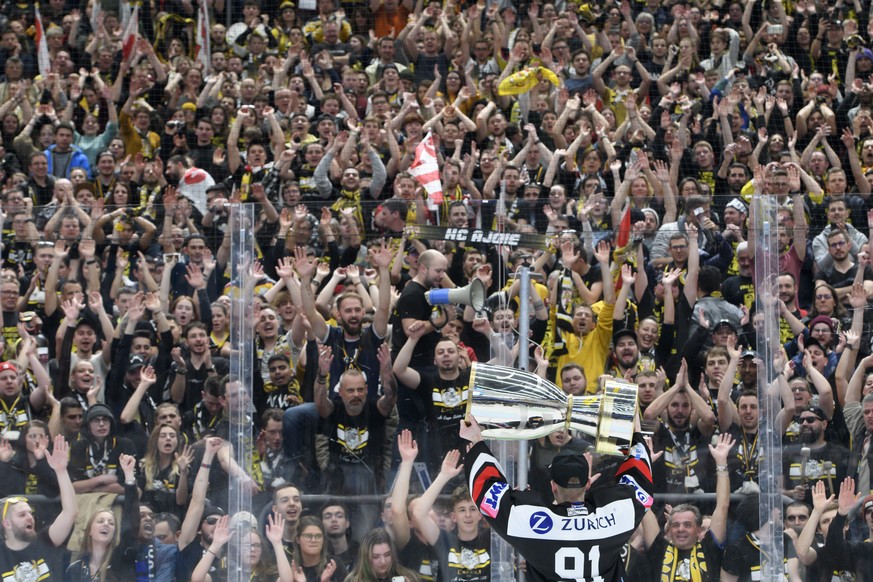 L&#039;attaquant jurassien Steven Macquat souleve la coupe devant les supporters lors de la finale de Coupe de Suisse de hockey sur glace Swiss Ice Hockey Cup, entre HC Ajoie et HC Davos ce dimanche 2 ...