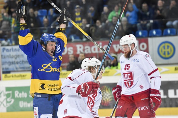 Dino Wieser von Davos, bejubelt seinen Treffer zum 1-0, neben Johnny Kneubuehler und Jonas Junland von Lausanne, von links, beim zweiten Playoff-Viertelfinalspiel der National League A zwischen dem HC ...